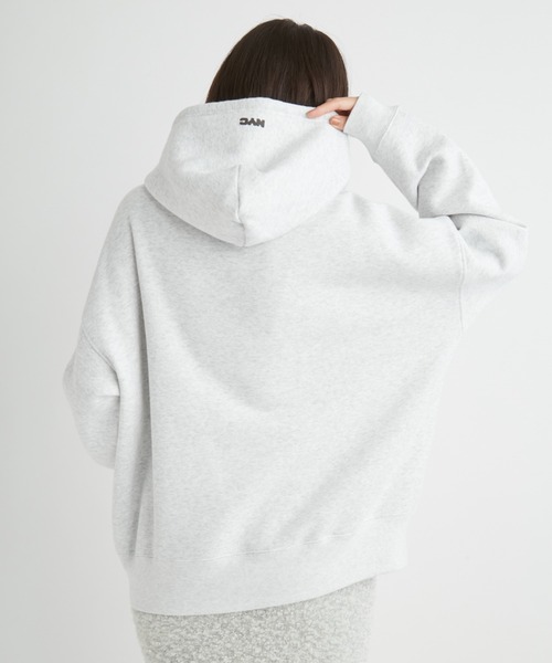 GOOD ROCK SPEED(グッドロックスピード)の「【emmi×GOOD ROCK SPEED×NYC】フーディーロゴスウエット(パーカー・レディース・ベージュ/ホワイト/ライトグレー・FREE)」の14枚目の写真