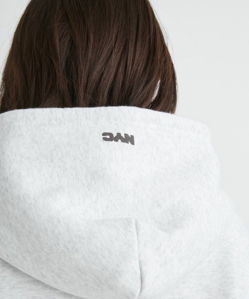 GOOD ROCK SPEED(グッドロックスピード)の「【emmi×GOOD ROCK SPEED×NYC】フーディーロゴスウエット(パーカー・レディース・ベージュ/ホワイト/ライトグレー・FREE)」の15枚目の写真