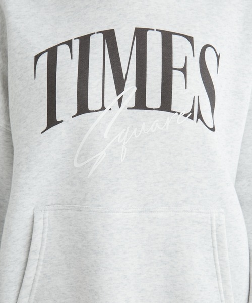 GOOD ROCK SPEED(グッドロックスピード)の「【emmi×GOOD ROCK SPEED×NYC】フーディーロゴスウエット(パーカー・レディース・ベージュ/ホワイト/ライトグレー・FREE)」の16枚目の写真