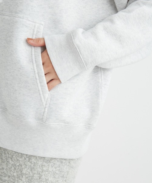 GOOD ROCK SPEED(グッドロックスピード)の「【emmi×GOOD ROCK SPEED×NYC】フーディーロゴスウエット(パーカー・レディース・ベージュ/ホワイト/ライトグレー・FREE)」の17枚目の写真