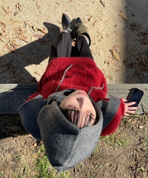 Chikashitsu +(チカシツプラス)の「ストリートファッション Chikashitsu + チカシツプラス angora like cable knit アンゴラケーブルニット ツイストニット 長袖ニット 長袖セーター 冬ニット 赤ニット 長袖トップス 韓国ファッション 韓国ストリート カジュアルファッション(ニット/セーター・メンズ・ブラック/レッド/グレー・ONE SIZE)」の4枚目の写真