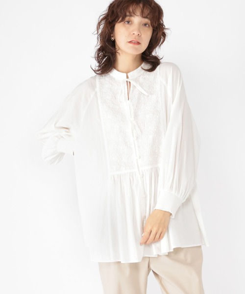 studio CLIP（スタディオクリップ）の「ダブルフロント柔らか刺繍ブラウス《オケージョン2025》（シャツ/ブラウス・レディース・ライトグレー/オフホワイト/サックスブルー/イエロー系その他・FREE）」の10枚目の写真