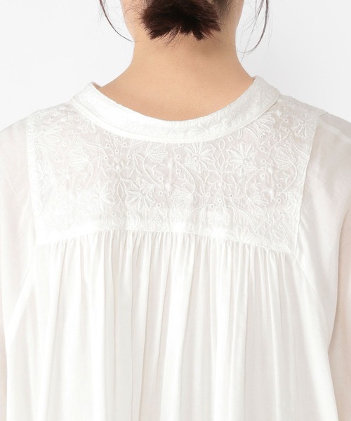 studio CLIP（スタディオクリップ）の「ダブルフロント柔らか刺繍ブラウス《オケージョン2025》（シャツ/ブラウス・レディース・ライトグレー/オフホワイト/サックスブルー/イエロー系その他・FREE）」の17枚目の写真