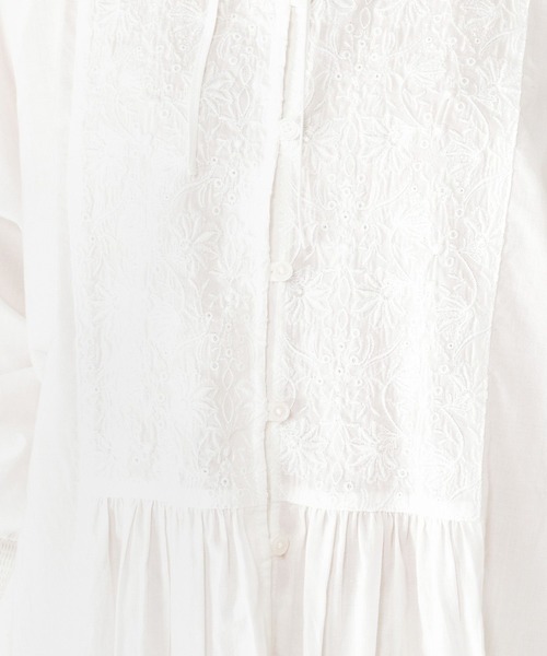 studio CLIP（スタディオクリップ）の「ダブルフロント柔らか刺繍ブラウス《オケージョン2025》（シャツ/ブラウス・レディース・ライトグレー/オフホワイト/サックスブルー/イエロー系その他・FREE）」の16枚目の写真