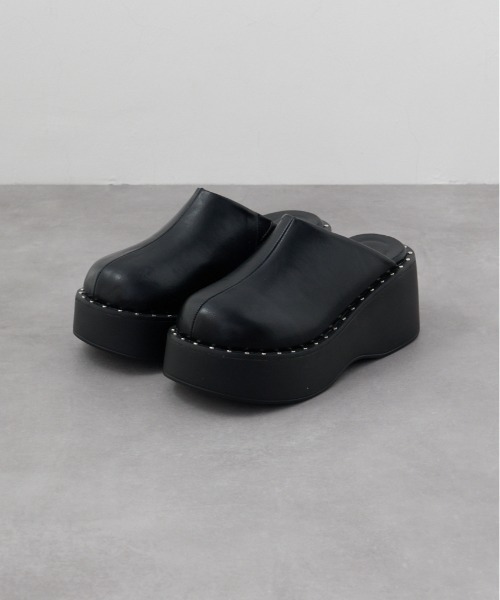 AZUL by moussy(アズールバイマウジー)の「スタッズデザインプラットフォームサボサンダル(サンダル・レディース・ブラック/ブロンズ・SMALL/MEDIUM/LARGE)」の2枚目の写真