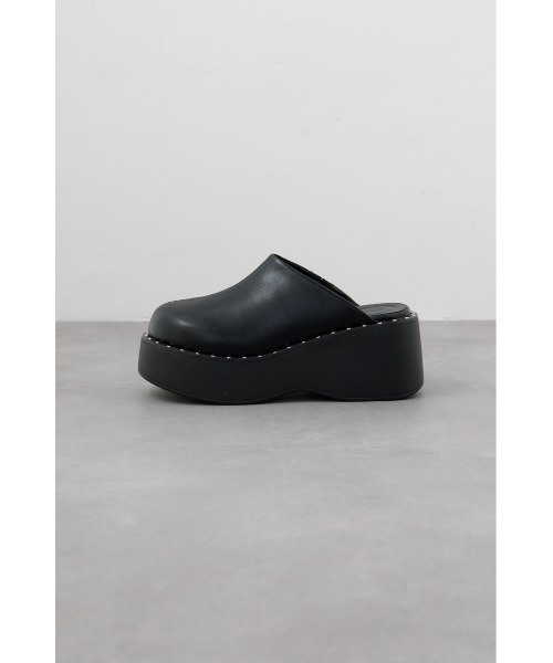 AZUL by moussy(アズールバイマウジー)の「スタッズデザインプラットフォームサボサンダル(サンダル・レディース・ブラック/ブロンズ・SMALL/MEDIUM/LARGE)」の4枚目の写真