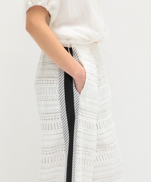 AULA AILA(アウラアイラ)の「レースストライプサイドラインパンツ(その他パンツ・レディース・ブラック/ネイビー/ホワイト・0/1)」の17枚目の写真