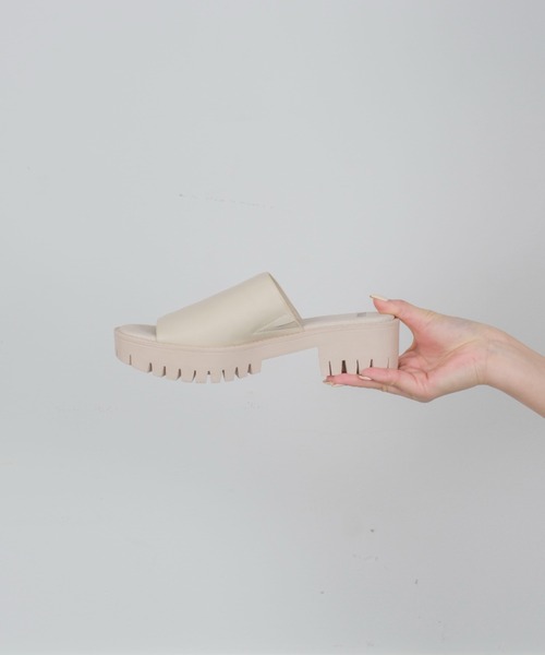 Mollini（モリーニ）の「【Mollini/モリーニ】レザーサンダル　厚底　フラットサンダル（サンダル・レディース・ブラック/ベージュ・38/37/36）」の2枚目の写真