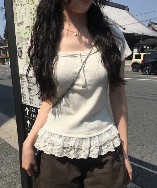 anyonemore（エニワンモア）の「裾ティアードレースフリルボタン半袖Tシャツ（Tシャツ/カットソー・レディース・アイボリー・FREE）」の3枚目の写真