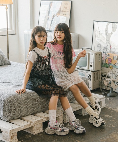 URBAN CHERRY（アーバンチェリー）の「【MELTY BUNNY/メルティバニー】レースキャミワンピース+ロゴデザインちびTシャツ（Tシャツ/カットソー・キッズ・ホワイト/ピンク/ブルー・XS/S/M）」の4枚目の写真