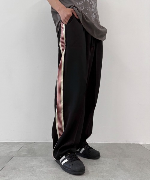 WEGO（ウィゴー）の「WEGO/ライントラックパンツ（スウェットパンツ・メンズ・ベージュ/ブラック・FREE）」の2枚目の写真