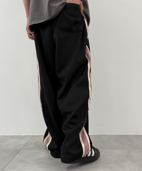 WEGO（ウィゴー）の「WEGO/ライントラックパンツ（スウェットパンツ・メンズ・ベージュ/ブラック・FREE）」の3枚目の写真