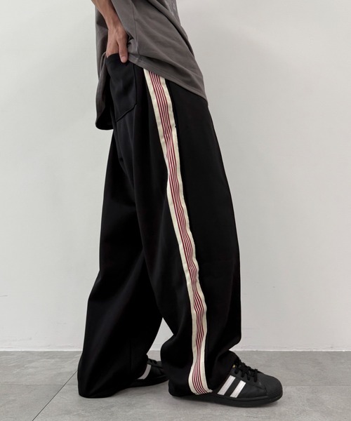 WEGO（ウィゴー）の「WEGO/ライントラックパンツ（スウェットパンツ・メンズ・ベージュ/ブラック・FREE）」の4枚目の写真