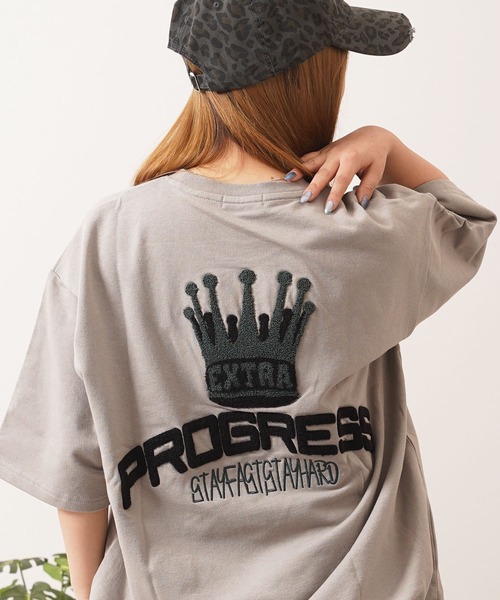 1111clothing(ワンフォークロージング)の「クラウン サガラ刺繍 スウェットTシャツ / Crown Sagara Embroidery Sweat T-Shirt(Tシャツ/カットソー・メンズ・グレイッシュベージュ/ホワイト系/ブラック・M/XL/L)」の3枚目の写真