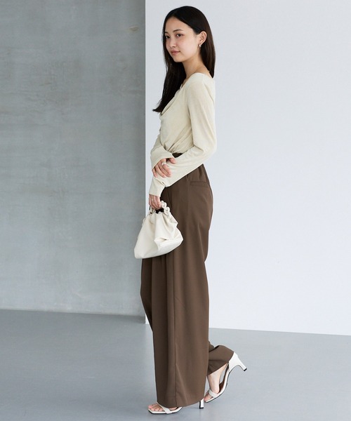 LAVEANGE(ラビアンジェ)の「ドレープネックプルオーバー(Tシャツ/カットソー・レディース・ブラック/イエロー/ブラウン・M/LL/3L/4L/5L)」の15枚目の写真