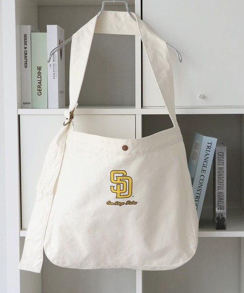 MLB(メジャーリーグベースボール)の「【MLB/メジャーリーグベースボール】コットンキャンバスショルダーバック ラージサイズ(ショルダーバッグ・メンズ・アイボリー系1/アイボリー系2/アイボリー系3・FREE)」の4枚目の写真