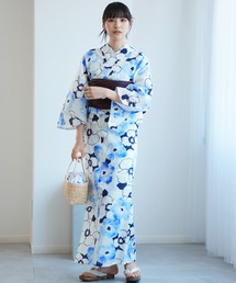 utatane（ウタタネ）の「浴衣2点セット 白地に紺と青のぼかし椿（浴衣