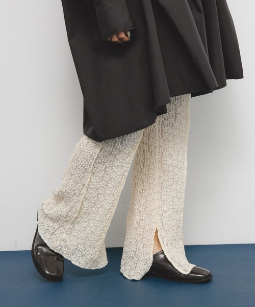KBF（ケイビーエフ）の「レースフレアイージーパンツ（その他パンツ・レディース・アイボリー/ブラック・ONE）」の2枚目の写真