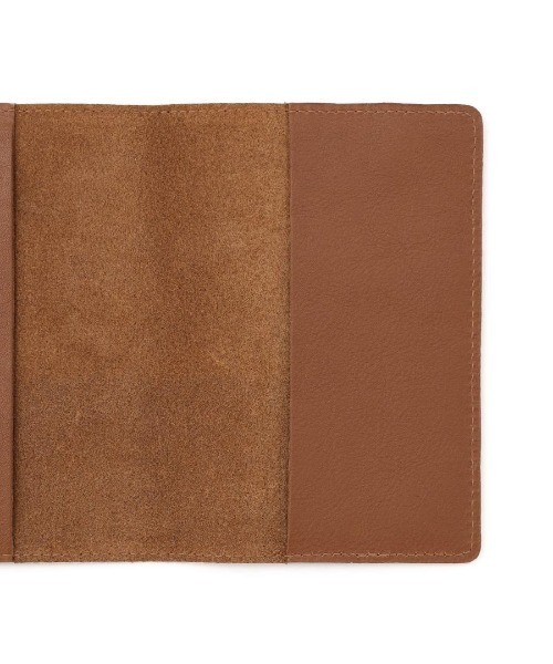 IL BISONTE（イルビゾンテ）の「IL BISONTE / パスポートケース / 2025 AUTUMN WINTER（パスポートケース・レディース・ワインレッド/ブラウン/グリーン・FREE）」の6枚目の写真