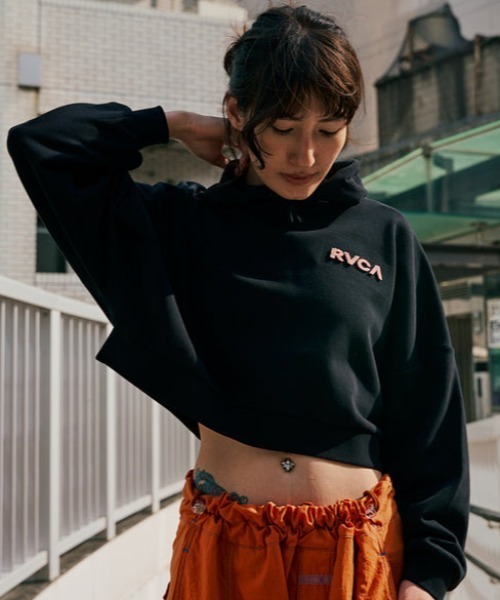 RVCA（ルーカ）の「RVCA/ルーカ バックプリントパーカー ショート丈 BF044-012（パーカー・レディース・ブラック/グレー・M/S）」の6枚目の写真