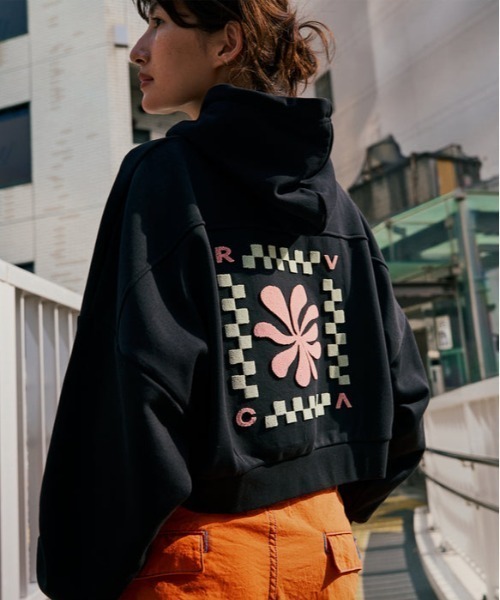 RVCA（ルーカ）の「RVCA/ルーカ バックプリントパーカー ショート丈 BF044-012（パーカー・レディース・ブラック/グレー・M/S）」の7枚目の写真
