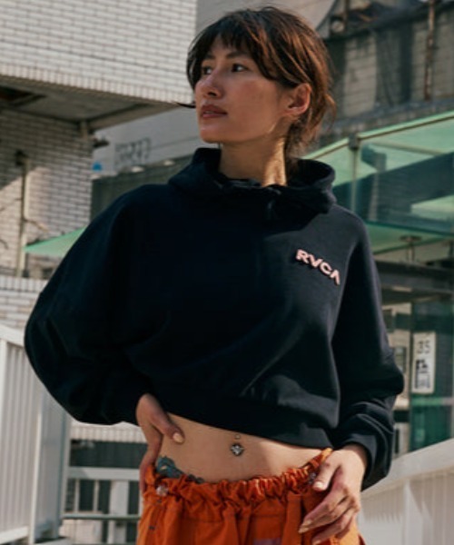 RVCA（ルーカ）の「RVCA/ルーカ バックプリントパーカー ショート丈 BF044-012（パーカー・レディース・ブラック/グレー・M/S）」の5枚目の写真