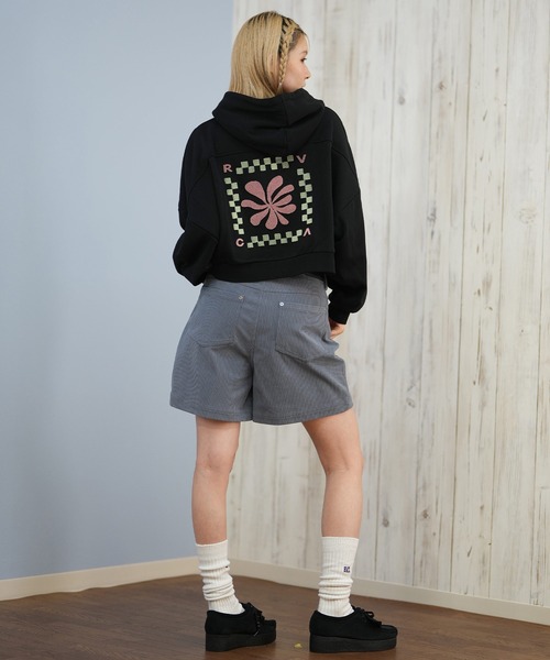 RVCA（ルーカ）の「RVCA/ルーカ バックプリントパーカー ショート丈 BF044-012（パーカー・レディース・ブラック/グレー・M/S）」の13枚目の写真