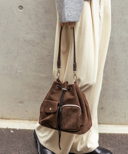 LAKOLE（ラコレ）の「アソート2WAYポケット巾着バッグ / 579025（ショルダーバッグ・レディース・ブラウン/オフホワイト/ブラック・FREE）」の3枚目の写真