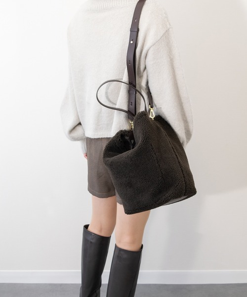 LORISTELLA(ロリステッラ)の「【LORISTELLA】レザーハンドルムートンバケットバッグ(Q56383)(ハンドバッグ・レディース・ブラウン系その他・ALL)」の7枚目の写真