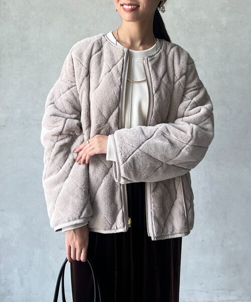 Chez toi（シェトワ）の「ファー×キルティングリバーシブルジャケット（ブルゾン・レディース・グレイッシュベージュ/チャコールグレー/キャメル・FREE）」の2枚目の写真