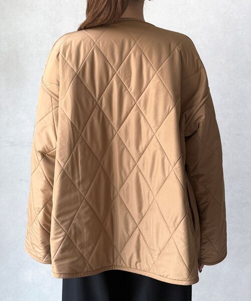 Chez toi（シェトワ）の「ファー×キルティングリバーシブルジャケット（ブルゾン・レディース・グレイッシュベージュ/チャコールグレー/キャメル・FREE）」の6枚目の写真