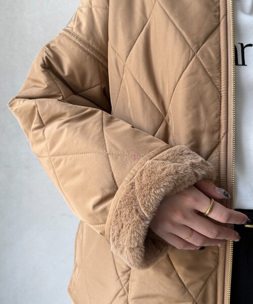 Chez toi（シェトワ）の「ファー×キルティングリバーシブルジャケット（ブルゾン・レディース・グレイッシュベージュ/チャコールグレー/キャメル・FREE）」の11枚目の写真