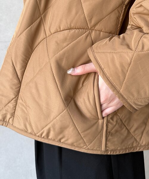 Chez toi（シェトワ）の「ファー×キルティングリバーシブルジャケット（ブルゾン・レディース・グレイッシュベージュ/チャコールグレー/キャメル・FREE）」の13枚目の写真