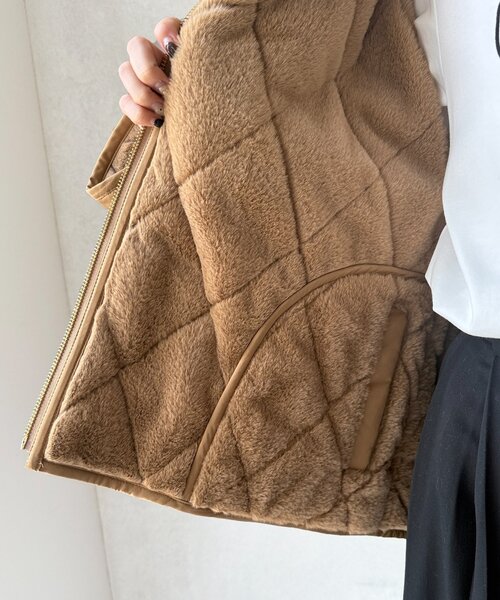 Chez toi（シェトワ）の「ファー×キルティングリバーシブルジャケット（ブルゾン・レディース・グレイッシュベージュ/チャコールグレー/キャメル・FREE）」の15枚目の写真