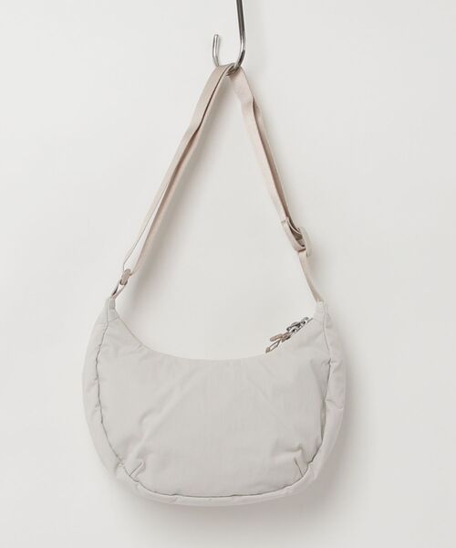 GREGORY(グレゴリー)の「スージーハーフムーンショルダーS SUSZY HALFMOON SHOULDER S アッシュベージュ(ショルダーバッグ・レディース・ベージュ系その他・ONE SIZE)」の2枚目の写真
