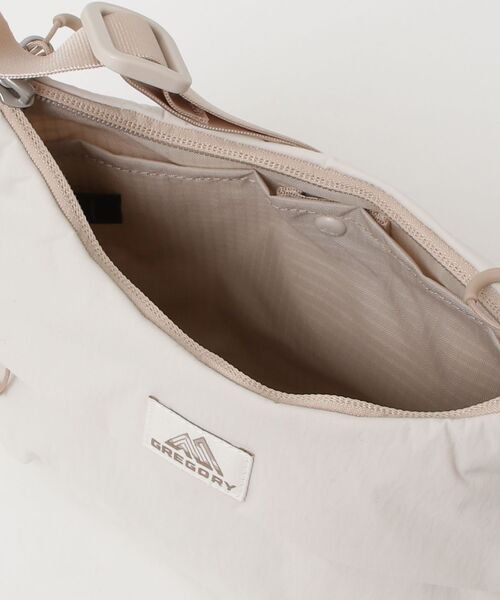 GREGORY(グレゴリー)の「スージーハーフムーンショルダーS SUSZY HALFMOON SHOULDER S アッシュベージュ(ショルダーバッグ・レディース・ベージュ系その他・ONE SIZE)」の4枚目の写真