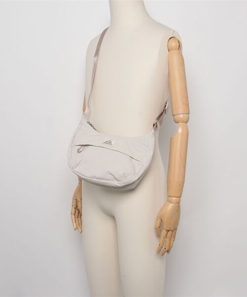 GREGORY(グレゴリー)の「スージーハーフムーンショルダーS SUSZY HALFMOON SHOULDER S アッシュベージュ(ショルダーバッグ・レディース・ベージュ系その他・ONE SIZE)」の5枚目の写真