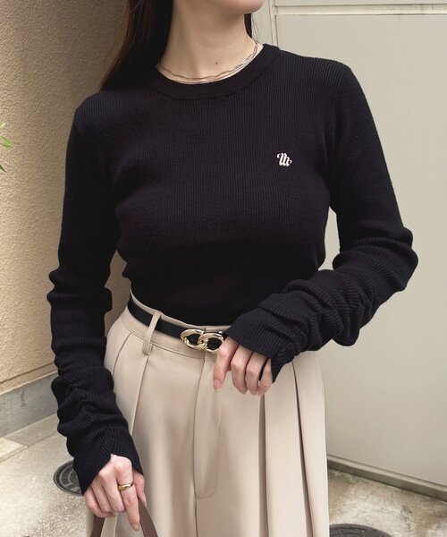 Thevon(ゼボン)の「袖シャーリングロゴ刺繍リブニット(ニット/セーター・レディース・アイボリー/ブラック/レッド・FREE)」の1枚目の写真