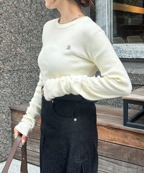 Thevon(ゼボン)の「袖シャーリングロゴ刺繍リブニット(ニット/セーター・レディース・アイボリー/ブラック/レッド・FREE)」の4枚目の写真