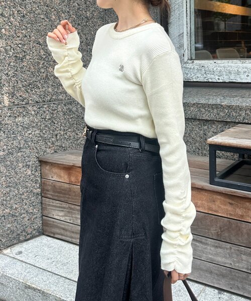 Thevon(ゼボン)の「袖シャーリングロゴ刺繍リブニット(ニット/セーター・レディース・アイボリー/ブラック/レッド・FREE)」の6枚目の写真