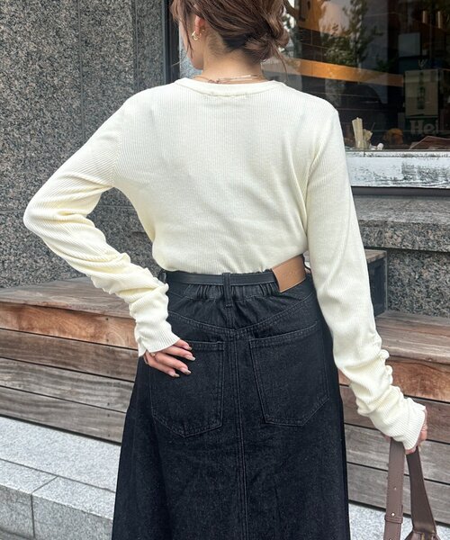 Thevon(ゼボン)の「袖シャーリングロゴ刺繍リブニット(ニット/セーター・レディース・アイボリー/ブラック/レッド・FREE)」の7枚目の写真