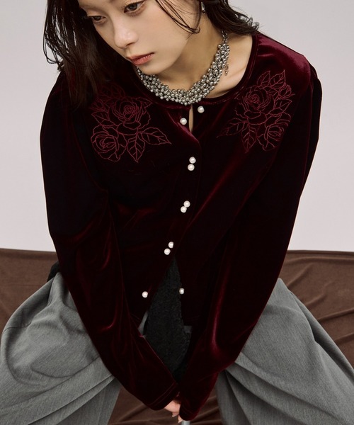 Ezick（エジック）の「rose velours cardigan ローズ刺繍パールベロアカーディガン（カーディガン/ボレロ・レディース・ブラック/ボルドー・FREE）」の2枚目の写真