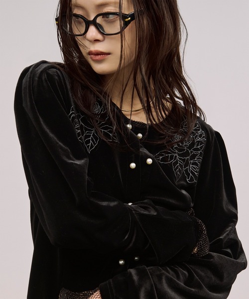 Ezick（エジック）の「rose velours cardigan ローズ刺繍パールベロアカーディガン（カーディガン/ボレロ・レディース・ブラック/ボルドー・FREE）」の22枚目の写真
