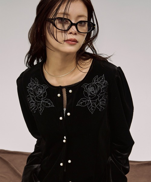 Ezick（エジック）の「rose velours cardigan ローズ刺繍パールベロアカーディガン（カーディガン/ボレロ・レディース・ブラック/ボルドー・FREE）」の17枚目の写真