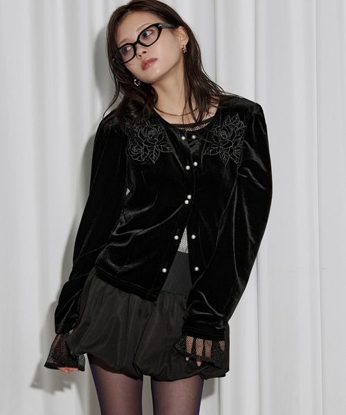 Ezick（エジック）の「rose velours cardigan ローズ刺繍パールベロアカーディガン（カーディガン/ボレロ・レディース・ブラック/ボルドー・FREE）」の6枚目の写真