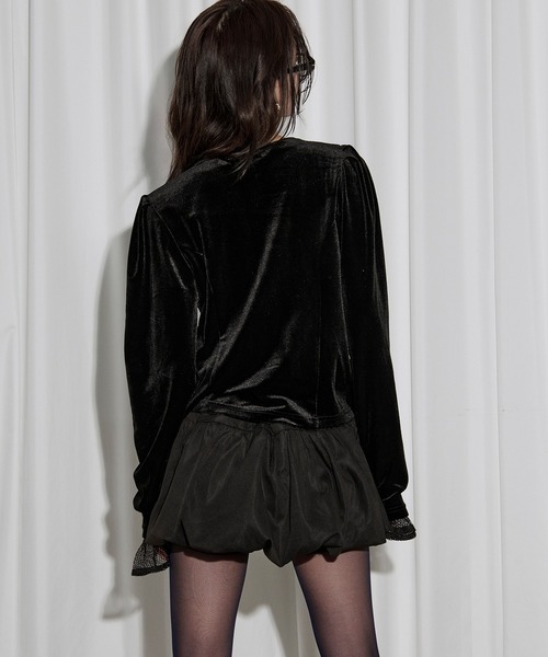 Ezick（エジック）の「rose velours cardigan ローズ刺繍パールベロアカーディガン（カーディガン/ボレロ・レディース・ブラック/ボルドー・FREE）」の7枚目の写真