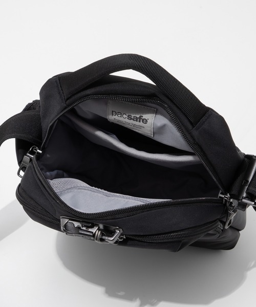 pacsafe（パックセーフ）の「PACKSAFE V Tour Crossbody パックセーフ Ｖツアー  ショルダーバッグ（ショルダーバッグ・メンズ・ネイビー/ブラック・FREE）」の16枚目の写真