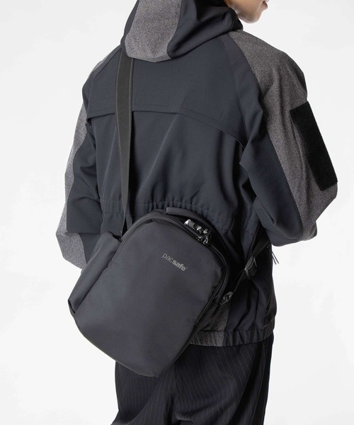 pacsafe（パックセーフ）の「PACKSAFE V Tour Crossbody パックセーフ Ｖツアー  ショルダーバッグ（ショルダーバッグ・メンズ・ネイビー/ブラック・FREE）」の3枚目の写真