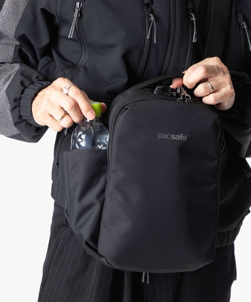 pacsafe（パックセーフ）の「PACKSAFE V Tour Crossbody パックセーフ Ｖツアー  ショルダーバッグ（ショルダーバッグ・メンズ・ネイビー/ブラック・FREE）」の4枚目の写真