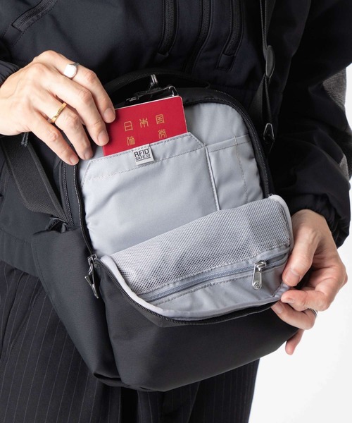 pacsafe（パックセーフ）の「PACKSAFE V Tour Crossbody パックセーフ Ｖツアー  ショルダーバッグ（ショルダーバッグ・メンズ・ネイビー/ブラック・FREE）」の5枚目の写真